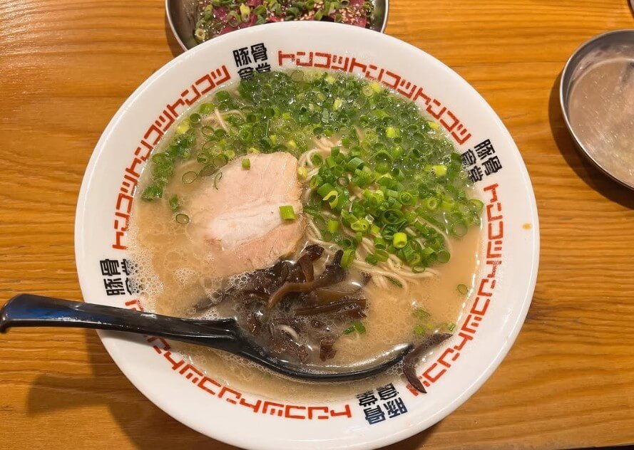 〆の豚骨ラーメン